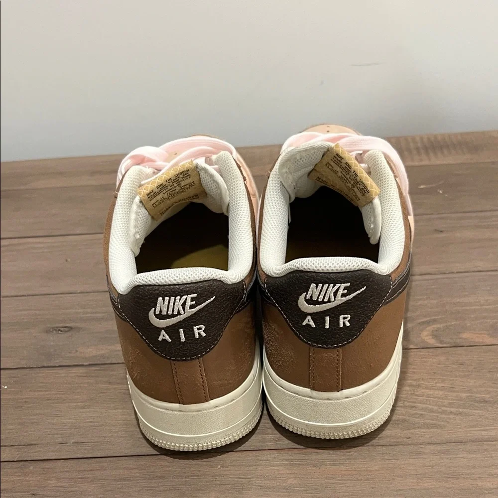 Nike Air Force 1 Low in Tan and Cream with Pink Accents - Picture 5 of 9